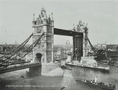 A Tower Bridge megnyitásának napján, 1894-ben alkotó: English Photographer