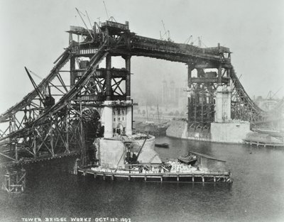 A Tower Bridge épül, 1892 alkotó: English Photographer