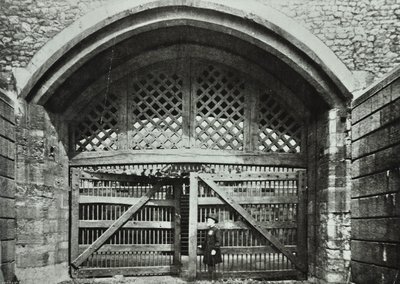 Londoni Tower, Tower Hill: Traitors Gate, 1890 alkotó: English Photographer