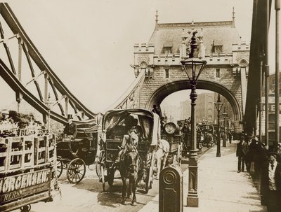 A Tower Bridge felett áthaladó forgalom alkotó: English Photographer