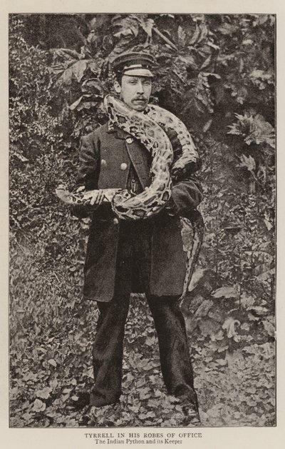 Tyrrell hivatali köntösében alkotó: English Photographer