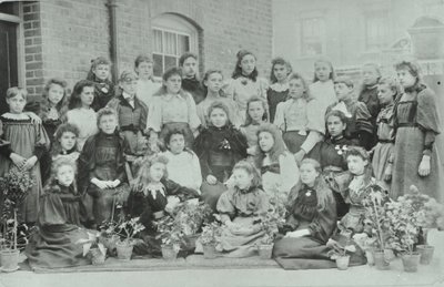 Ismeretlen lányosztály, 1896 alkotó: English Photographer