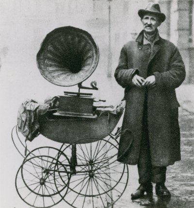 Névtelen fénykép egy babakocsiban fonográfos férfiról alkotó: English Photographer