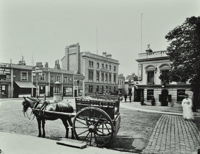 Upper Richmond Road, a Putney High Streettől nyugatra, lóvontatású jármű látható az előtérben, 1880 alkotó: English Photographer