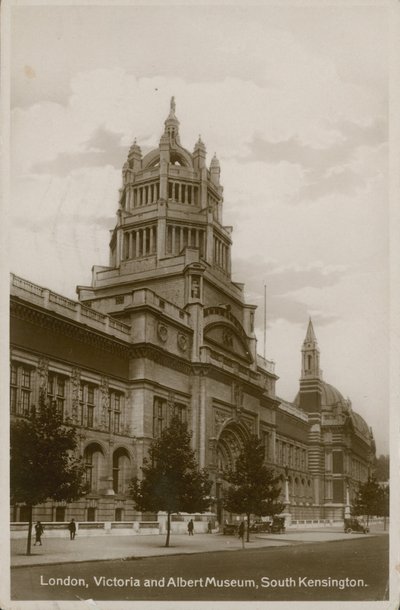 Victoria and Albert Museum, South Kensington, London alkotó: English Photographer