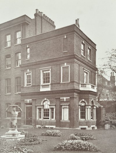 Kilátás a Clements Inn Garden House-ra, 1885 alkotó: English Photographer