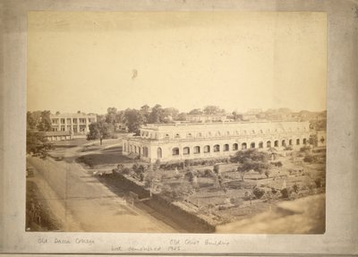 Kilátás az Old Dhaka College-ra és a régi bíróság épületére, 1875 körül (f/w fotó) alkotó: English Photographer