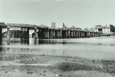 Kilátás a régi és az új Putney hídra, oast házzal és a Mindenszentek templomával a háttérben, 1885 alkotó: English Photographer