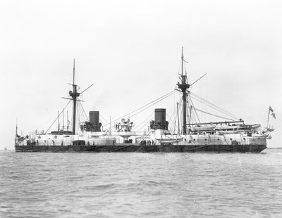 A HMS Inflexible (1876-ban felbocsátott) vaskalapos csatahajó képe, amely az 1885-ös katonai szerelékké való átalakítás után készült (f/w fotó) alkotó: English Photographer