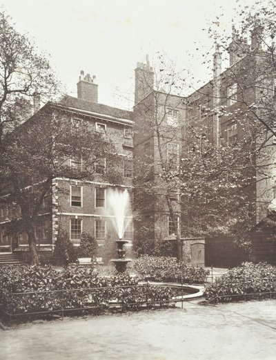Kilátás a szökőkútra a Middle Temple Fountain Court-ban, London, 1884 alkotó: English Photographer
