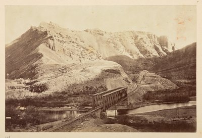 Kilátás a Csendes-óceáni vasútra, a folyón keresztező vasúti sínek egy gerendahídon, hegyekkel túl alkotó: English Photographer