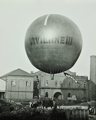 Vivienne III ballon a Wandsworth Gas Company előtt, 1898 alkotó: English Photographer