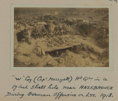„W” Coy (Marryatt kapitány) HD Qrs egy 17 hüvelykes kagylólyukban HAZEBROUCK közelében a német offenzíva során a LYS-en, 1918 alkotó: English Photographer