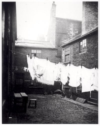 Mosósor az Eagle and Child Yardban, Hunslet, Leeds, 1896. május 13. alkotó: English Photographer
