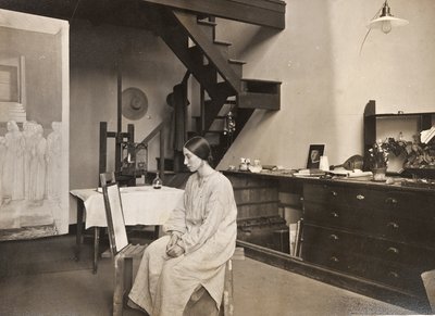 Winifred Knights a stúdiójában alkotó: English Photographer