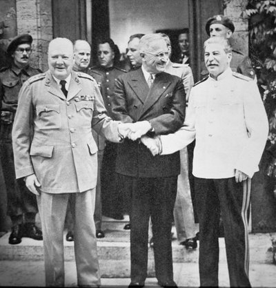 Winston Churchill (1874-1965), Truman elnök (1884-1972) és Joseph Sztálin (1879-1953) kezet fogott a potsdami konferencián, 1945. július (f/w fotó) alkotó: English Photographer