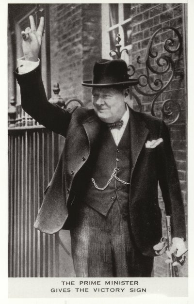 Winston Churchill a Downing Street 10. szám előtt a Győzelem táblát készíti, június 5. alkotó: English Photographer