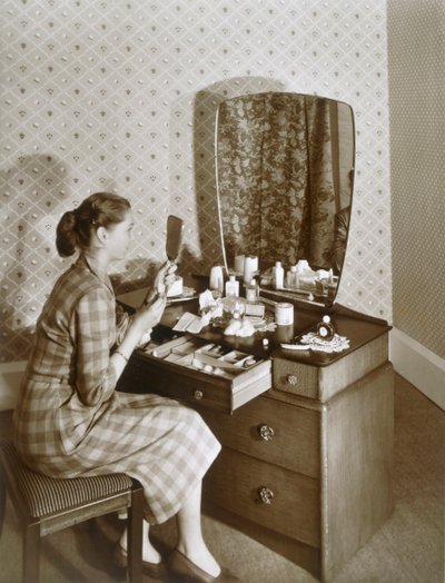 Nő az öltözőasztalánál, 1955. alkotó: English Photographer