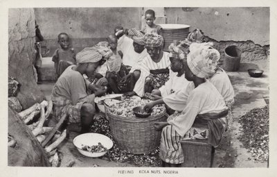 Kóladiót hámozó nők, Nigéria (f/w fotó) alkotó: English Photographer