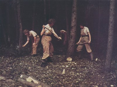 A brit fakitermelő alakulat női munkásai fát vágnak, II. világháború (színes fotó) alkotó: English Photographer