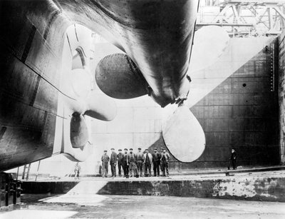 Munkások a Titanic egyik légcsavarja alatt, 1911. május 31. alkotó: English Photographer