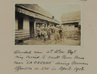 Sebesültek, 4., Worc: Regt. egy kis parasztházba szállították a „LA CRECHE” közelében a német offenzíva során a LYS-en, 1918. április alkotó: English Photographer
