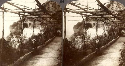 Egy kapucinus kolostor és Amalfi nagy sziklái, sztereoszkópikus kilátás (szépia fotó) alkotó: English School