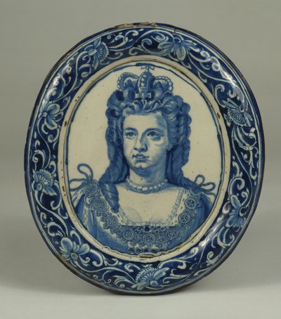 Egy delfti kék-fehér ovális királyi portrétábla Anna királynőről, valószínűleg London, 1705 körül alkotó: English School
