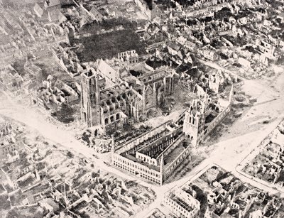 Ypres légi felvétele 1915-ben az első és a második ypres-i csata után, a „The War Illustrated Album deLuxe”-ból, 1916-ban Londonban alkotó: English School