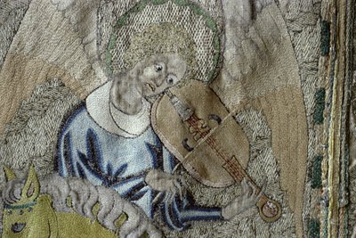 Angyal brácsázik, részlet a Steeple Aston Cope elülső részéből, 1340-es évek (ezüst-aranyozott cérna és színes selyem őzbarna selyem twillen) alkotó: English School