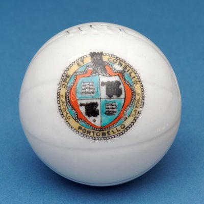 Páncélos emléktárgy miniatűr focilabda a Portobello pajzs dekoratív áthelyezésével (kerámia) alkotó: English School