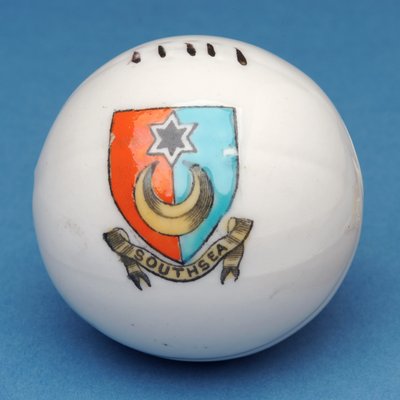 Páncélos emléktárgy miniatűr focilabda a Southsea címer átadásával (kerámia) alkotó: English School