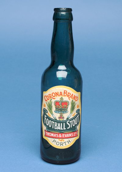 Egy üveg Corona Football Stout alkotó: English School