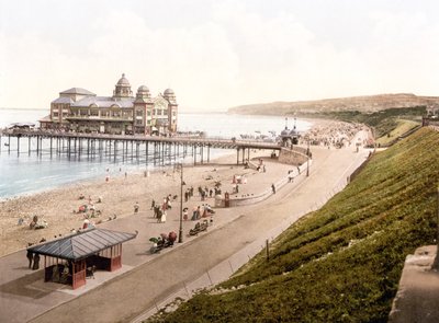 Colwyn Bay Promenade, az állomásról (kézzel színezett fotó) alkotó: English School