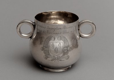 Csésze nagy hassal és vastag öntött peremmel, és egy pár ökörszem fogantyúval, 1675 (ezüst) alkotó: English School