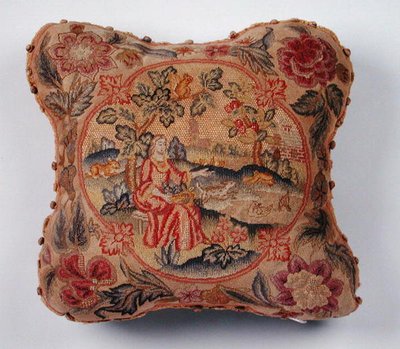 Párna, petit point hímzéssel, nőt ábrázol a tájban (textil) alkotó: English School