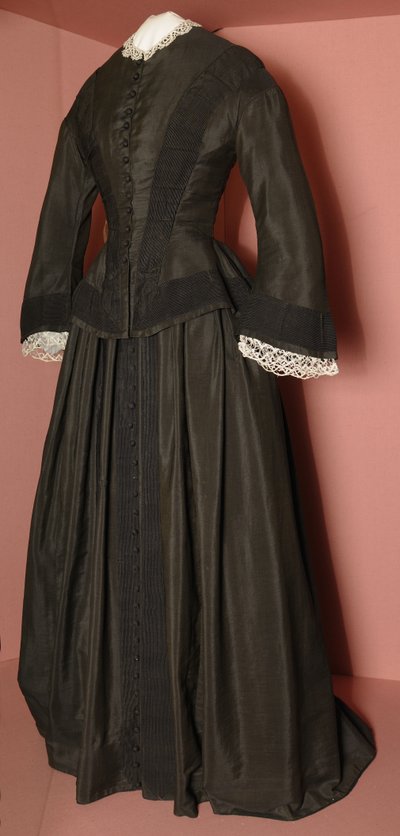 Florence Nightingales fekete míder és hozzáillő szoknya, 1870 körül (fekete selyem) alkotó: English School