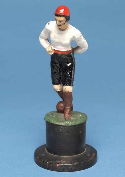 Labdarúgó a lábánál (kézzel festett fém) alkotó: English School