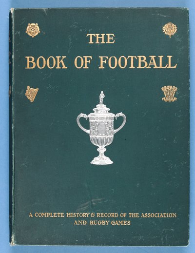 A The Book of Football elülső borítója. A szövetség és a rögbijátékok teljes története és feljegyzése 1905 alkotó: English School