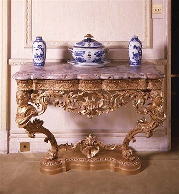 George II faragott konzolasztal, 1750 körül (aranyozott fa márványlappal) alkotó: English School