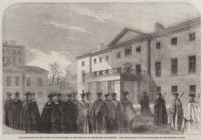 Devonshire hercegének a Cambridge-i Egyetem kancellárjává avatása, a körmenet a Devonshire House udvarán (metszet) alkotó: English School