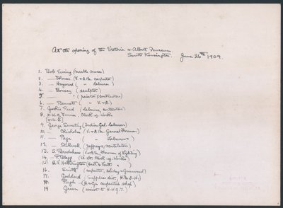 Kulcs egy fotóhoz egy csoport munkásról, akik beszédet mutattak be VII. Edward királynak a Victoria and Albert Múzeum megnyitóján (tinta papíron) alkotó: English School