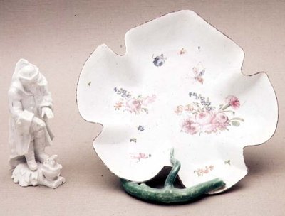 Longton Hall levéltányér, Trembly Rose, 1755, és Winter figura, 1758 (porcelán) alkotó: English School