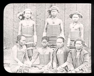 Varázslámpás dia a tenger női dyas törzséből, Borneó 1900 körül alkotó: English School