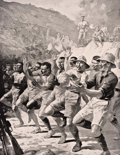 Maori katonák Hakát adnak elő a törökországi Gallipoli-félszigeten lévő Gaba Tepe-ben 1915-ben, az 1916-ban Londonban megjelent „The War Illustrated Album deLuxe”-ból. alkotó: English School
