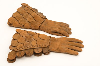 Férfi páncélkesztyű, 1600-50 körül (erős, buff bőr) alkotó: English School