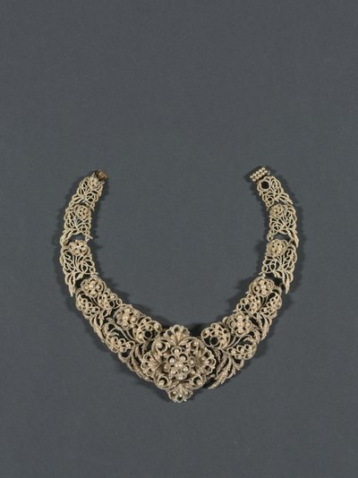 Nyaklánc alkotó: English School