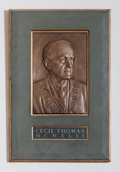 Emléktábla Cecil Thomas szobrász és érmes művész 1946-os képével alkotó: English School