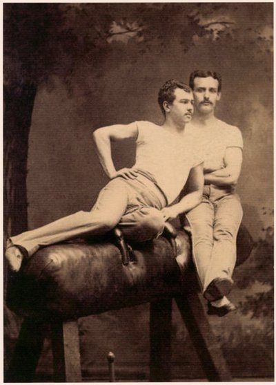 Két tornász portréja pózol a lólábon 1899 körül (fekete-fehér fotó) alkotó: English School