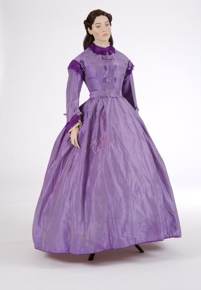 Lila nappali ruha, 1860-as évek (csíkos selyem taft) alkotó: English School